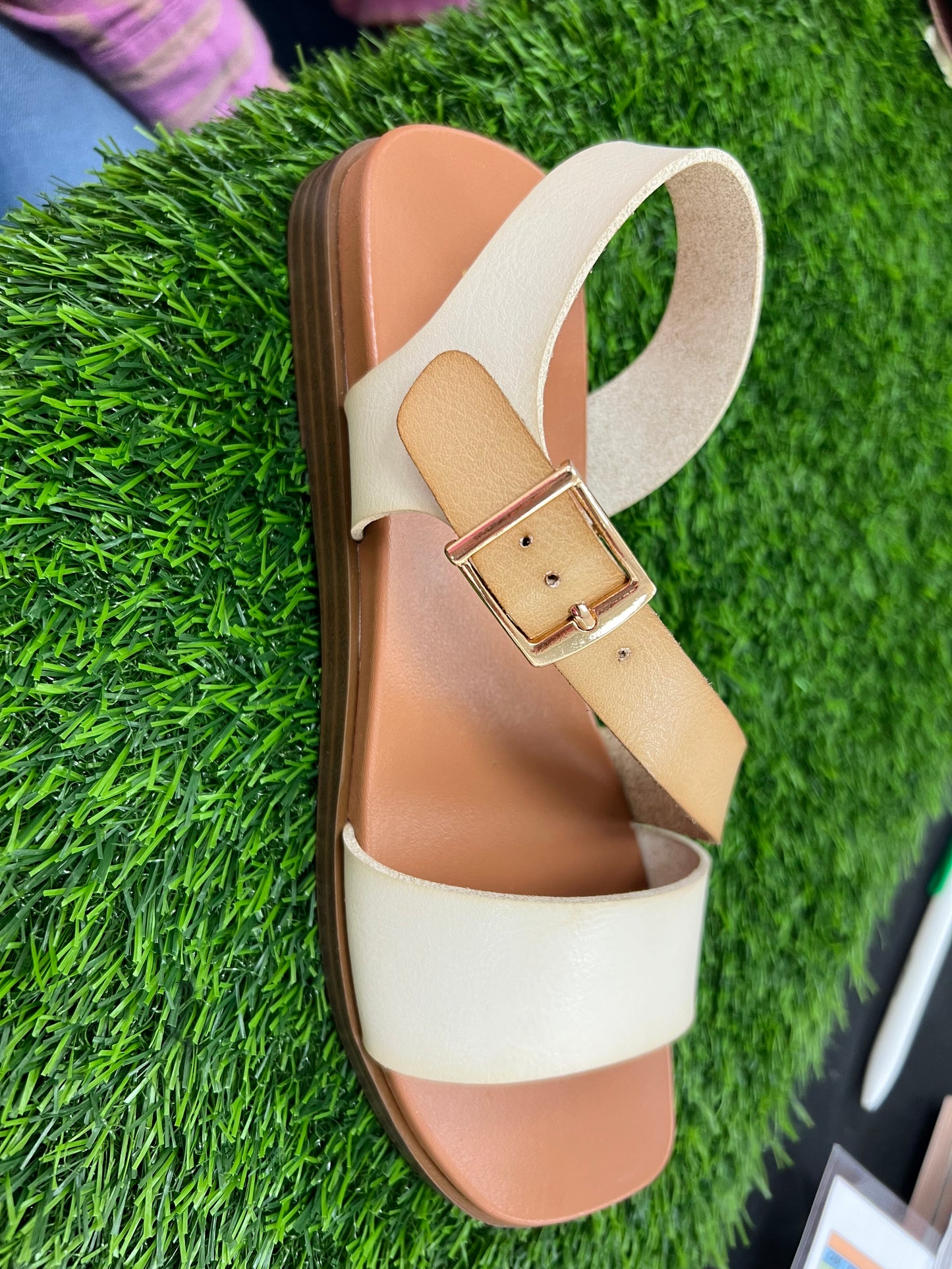 Cream/Tan Sandal